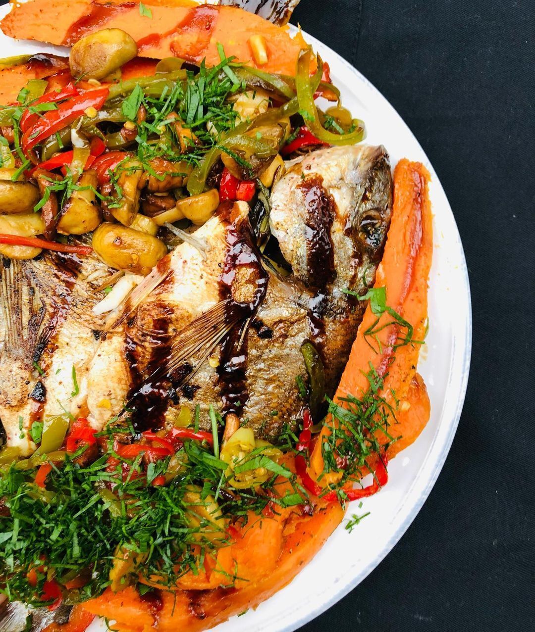 Dorado baked with vegetables.