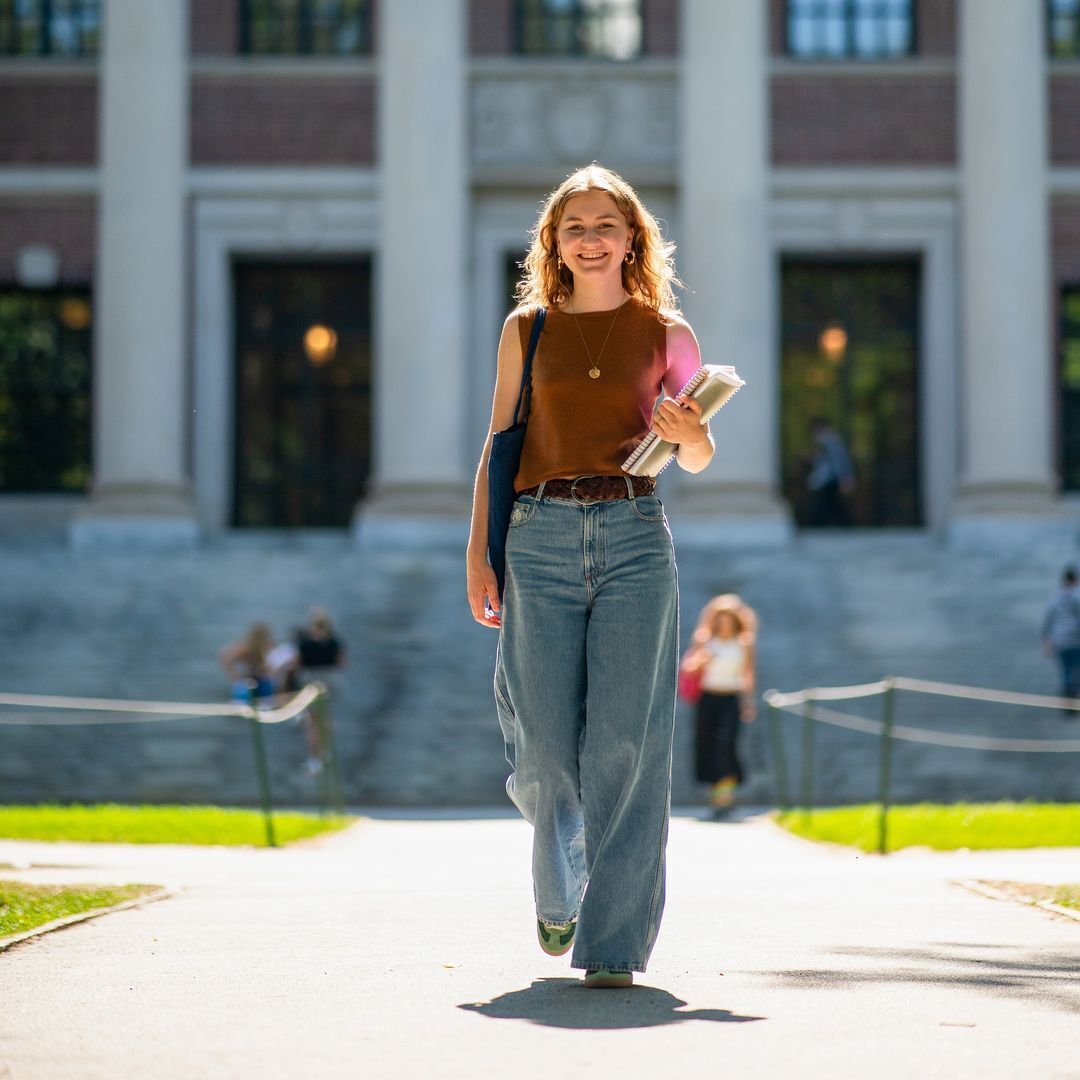 In sneakers and wide jeans, the future Queen of Belgium showed a stylish look for studying. Photo