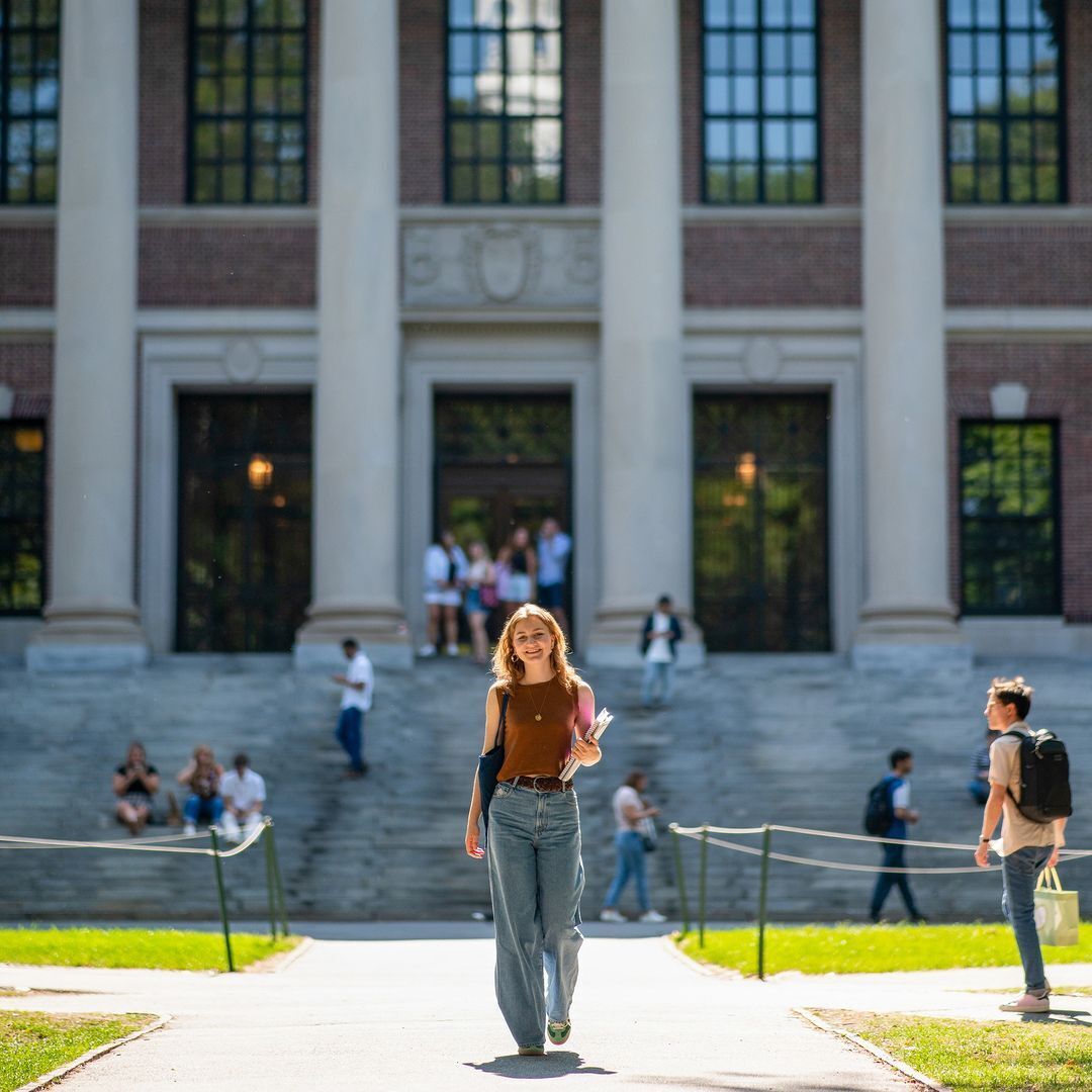 In sneakers and wide jeans, the future Queen of Belgium showed a stylish look for studying. Photo