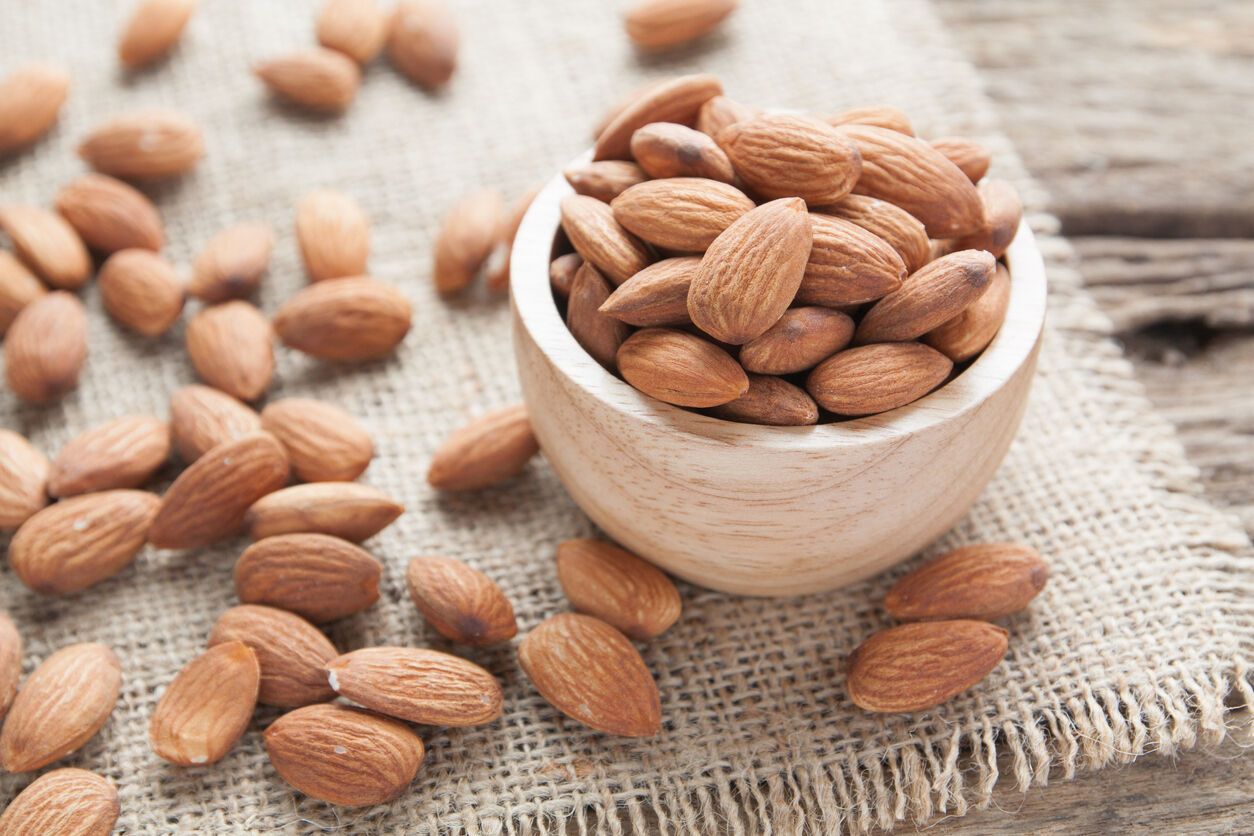 How to reduce the risk of heart disease by eating almonds: conclusions of scientists