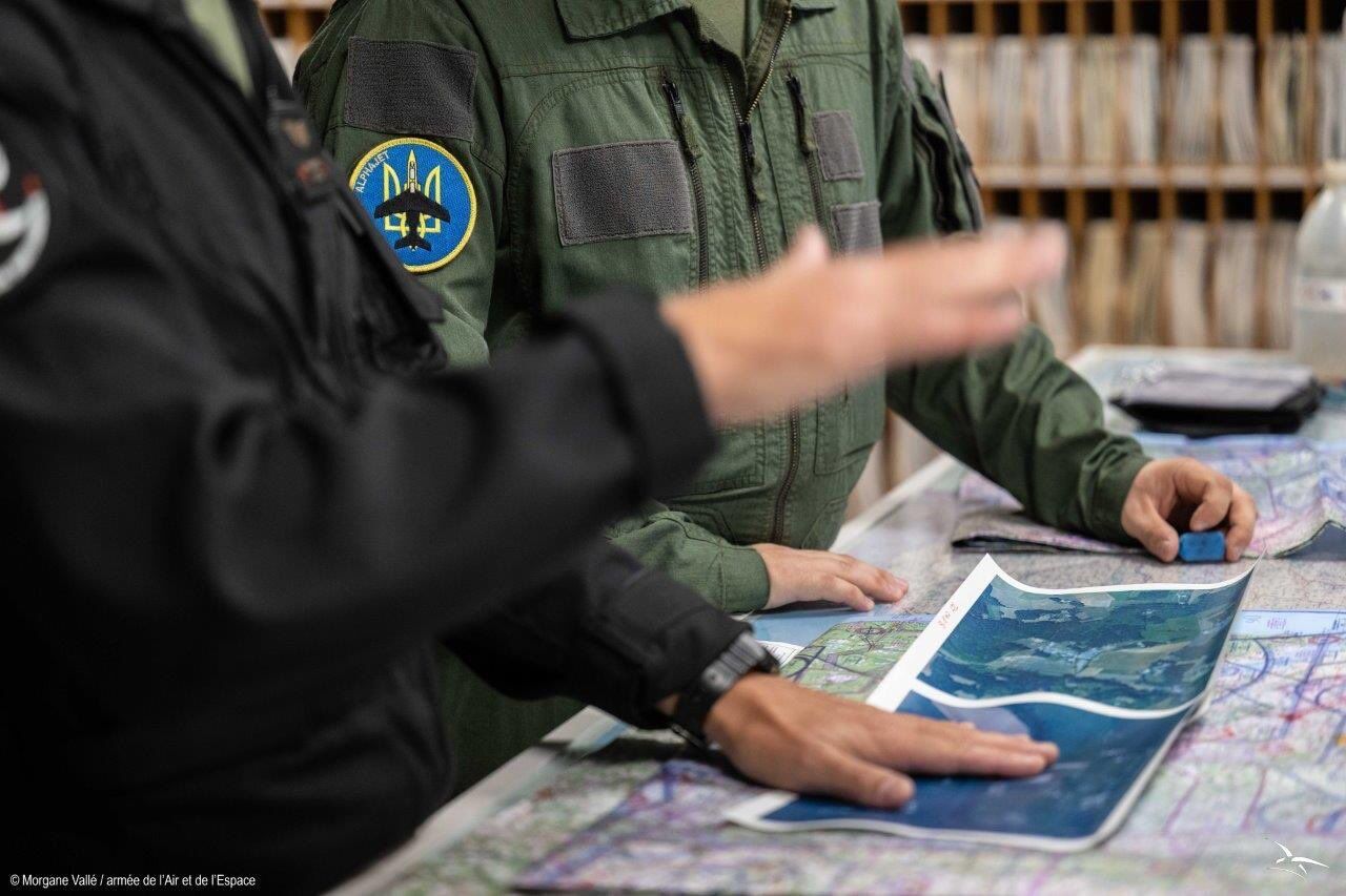 Pierwsi ukraińscy piloci ukończyli szkolenie na samolotach Alphajet we Francji. Zdjęcie