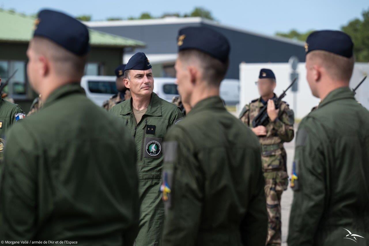 Pierwsi ukraińscy piloci ukończyli szkolenie na samolotach Alphajet we Francji. Zdjęcie