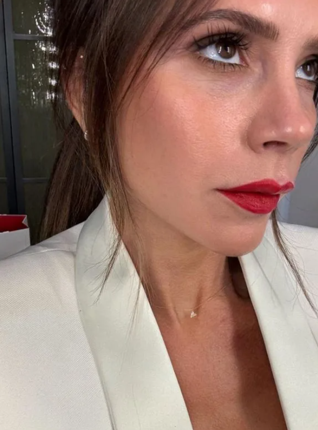 Victoria Beckham pokazała modny look z garniturem: jak go odtworzyć