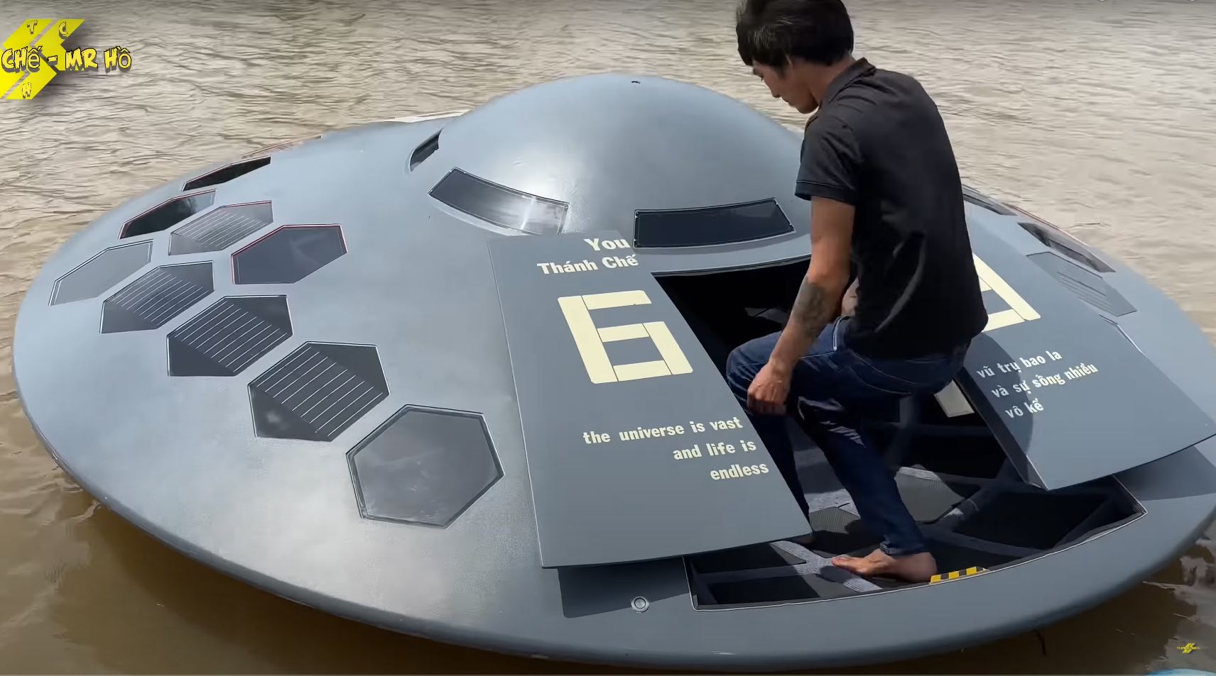 The inventor created a futuristic flying saucer boat: it accelerates to 50 km/h and almost takes off. Video