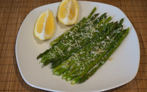 Asparagus in the oven with garlic and parmesan