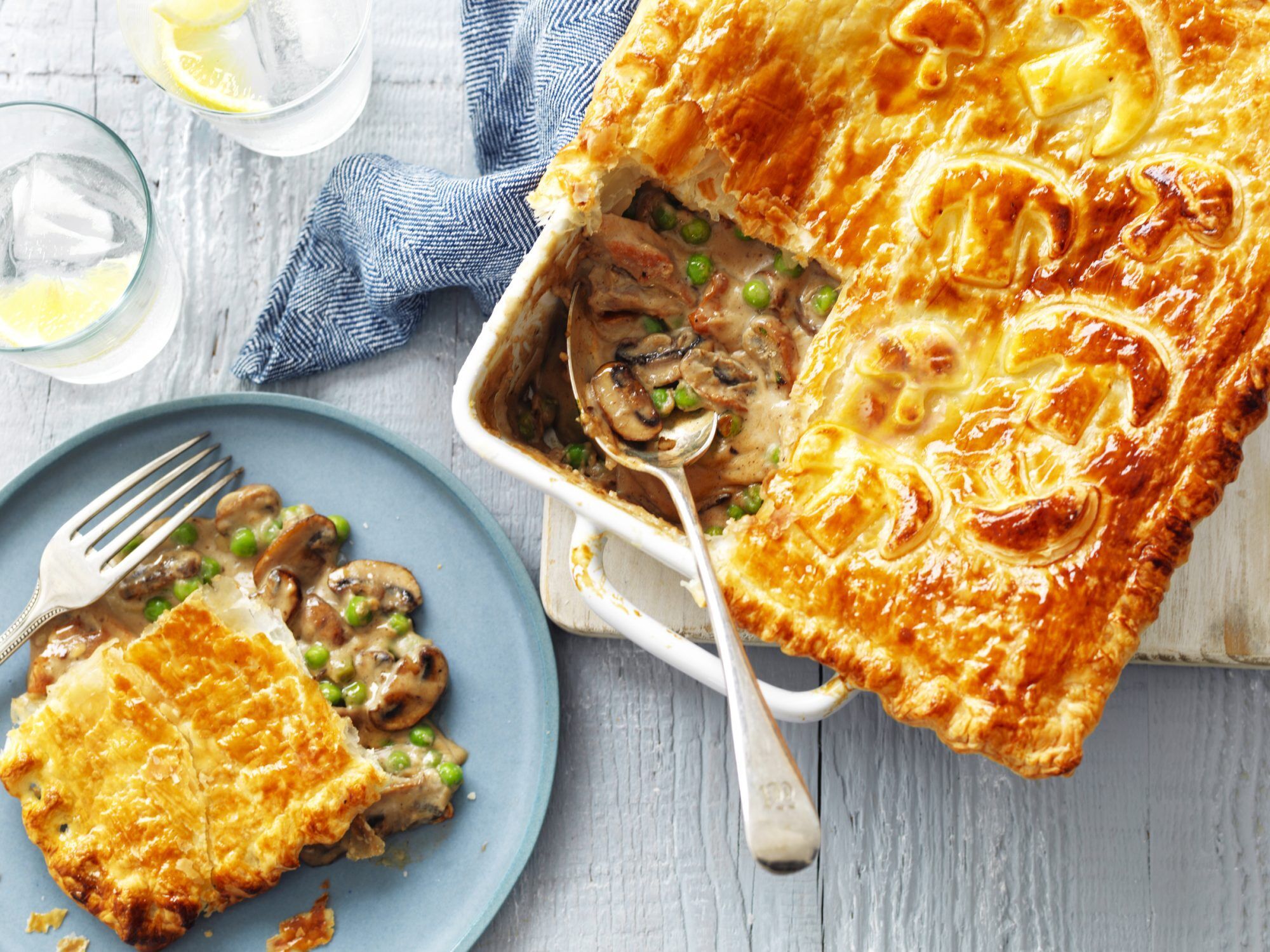 Dinner in 30 minutes: puff pastry with chicken and mushrooms