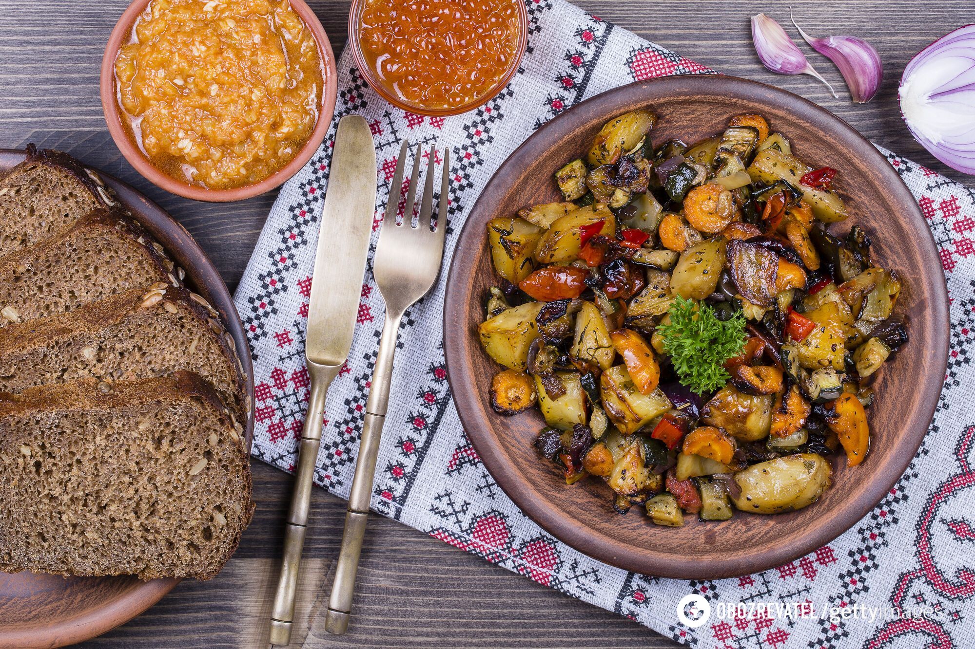 Zucchini caviar can be eaten with a variety of dishes.