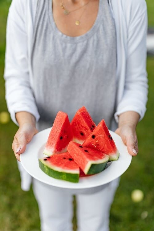 Nitrate ''bomb'': how to recognize a watermelon laced with ''chemistry'' and what are the risks of eating it