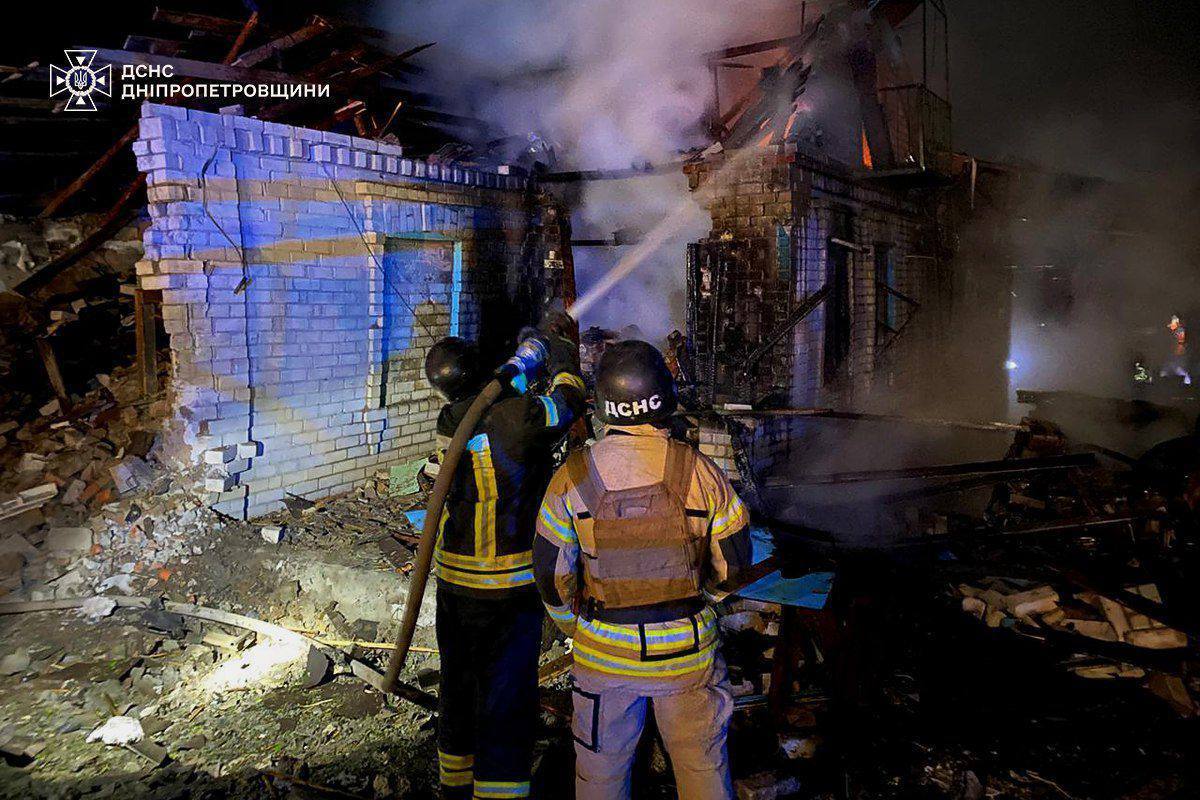 Russia hits residential sector in Kryvyi Rih: there are children among the dead and injured. Photo and video