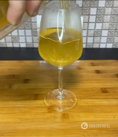 Unusual mulled white wine: perfect for warming up in cool weather