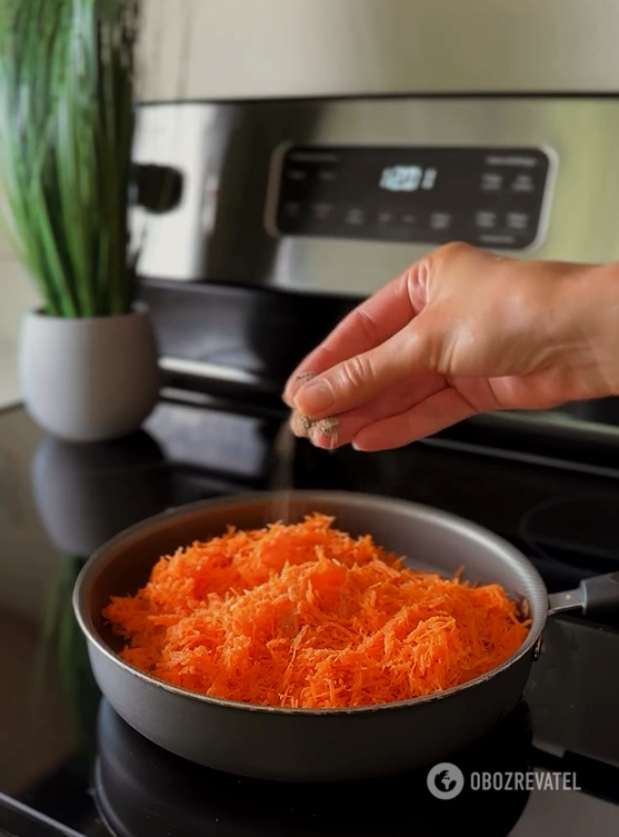 Delicious carrot roll with salted filling: how to prepare a spectacular appetizer