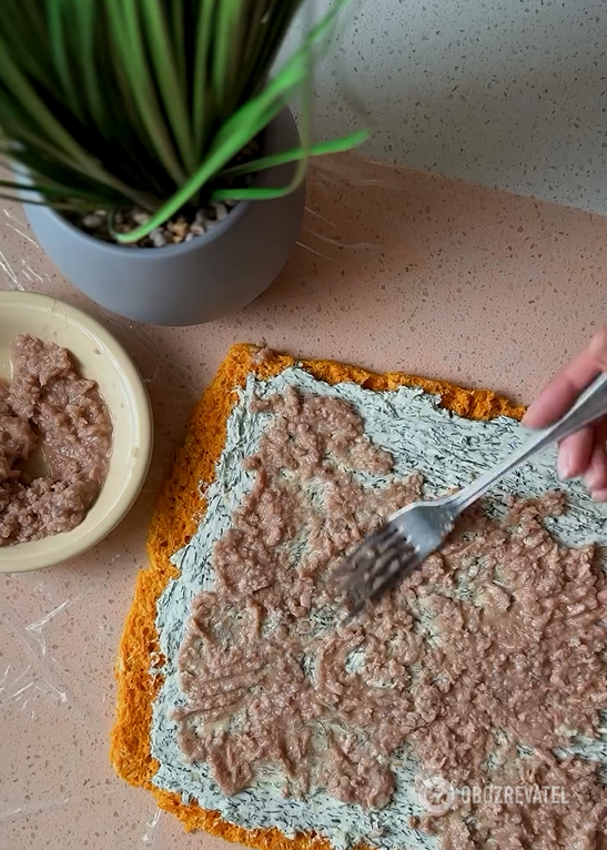 Delicious carrot roll with salted filling: how to prepare a spectacular appetizer