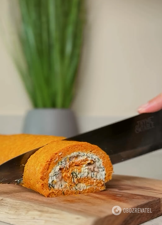 Delicious carrot roll with salted filling: how to prepare a spectacular appetizer