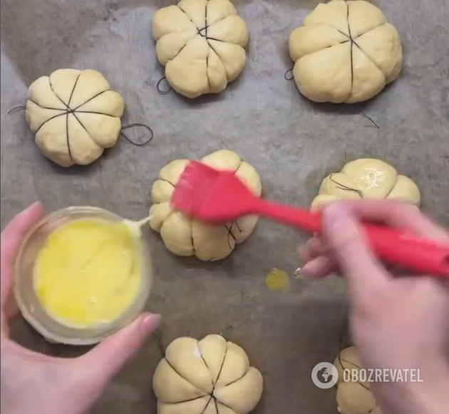 Pumpkin-shaped buns for Halloween: an interesting shape