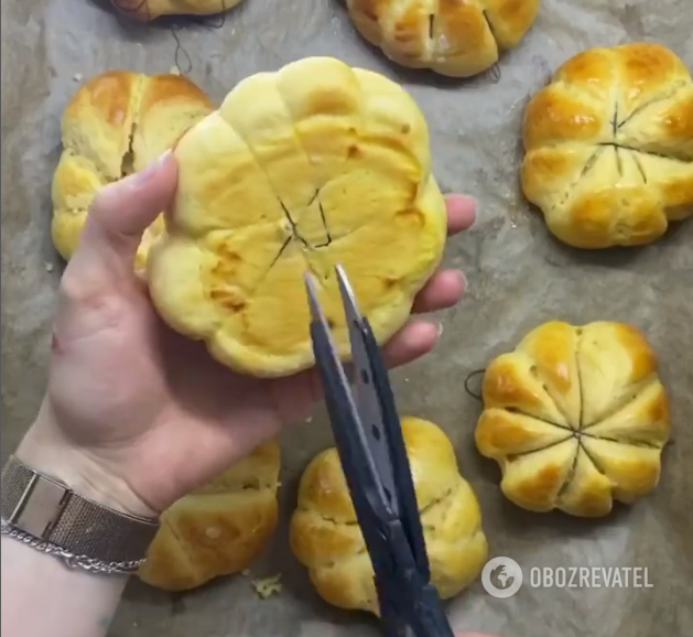 Pumpkin-shaped buns for Halloween: an interesting shape