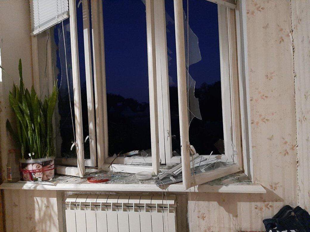 Residential building damaged in Khmelnytskyi after enemy attack: emergency services are working at the site. Video