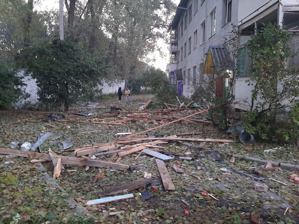 Residential building damaged in Khmelnytskyi after enemy attack: emergency services are working at the site. Video