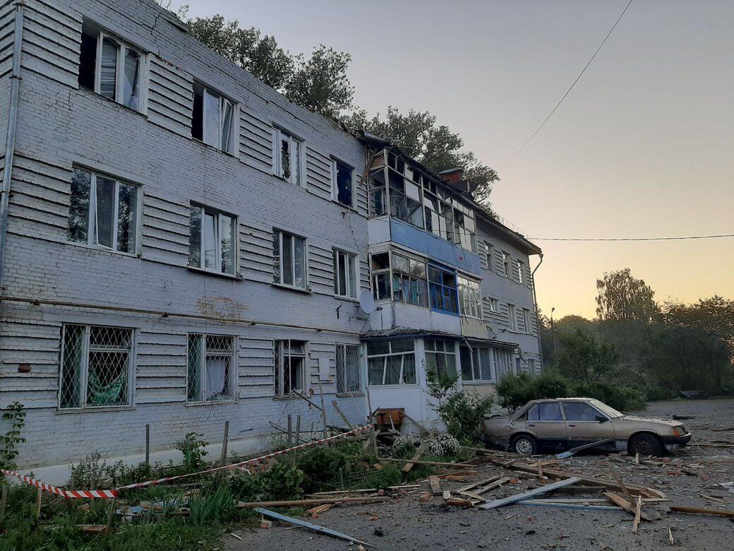 Residential building damaged in Khmelnytskyi after enemy attack: emergency services are working at the site. Video