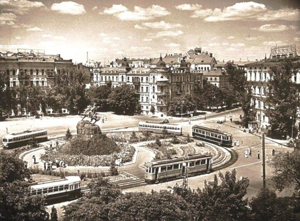 Tram final stop and a large flowerbed: what Kyiv's Sophia Square looked like in the 1950s. Photo