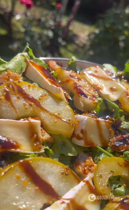 Gourmet autumn salad with pear and cheese: how to prepare