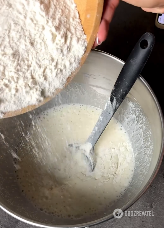 Fluffy yeast pampushkas for borscht: add garlic dressing