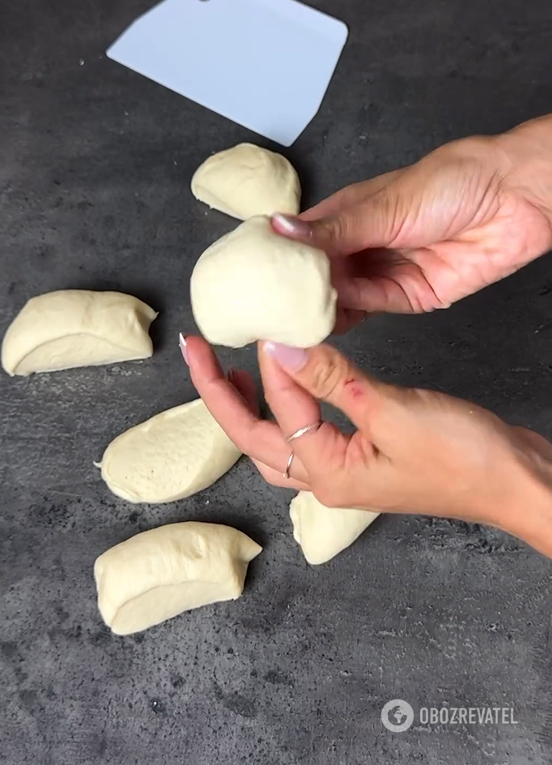 Fluffy yeast pampushkas for borscht: add garlic dressing