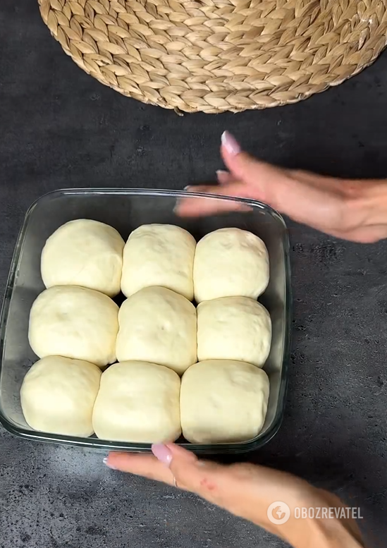 Fluffy yeast pampushkas for borscht: add garlic dressing