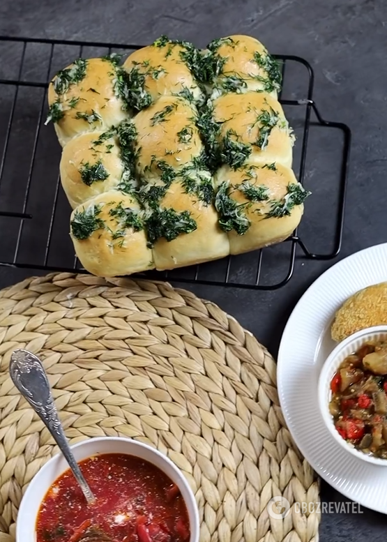 Fluffy yeast pampushkas for borscht: add garlic dressing