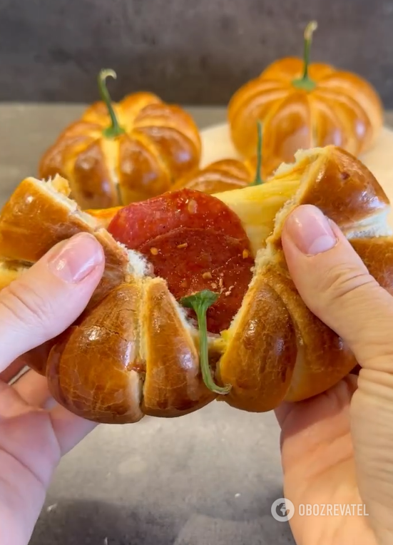 Autumn mini-pizzas in the shape of pumpkins: how to make an atmospheric dish