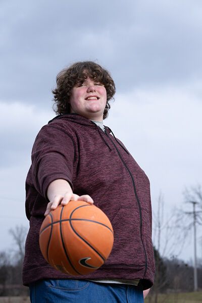 A 16-year-old teenager with giant feet and hands set two Guinness World Records at once. Photo.