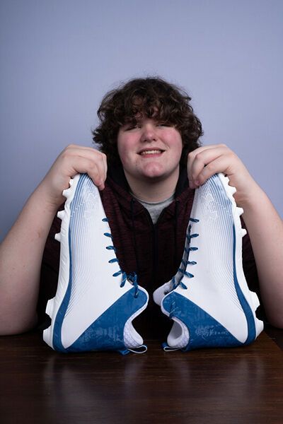 A 16-year-old teenager with giant feet and hands set two Guinness World Records at once. Photo.