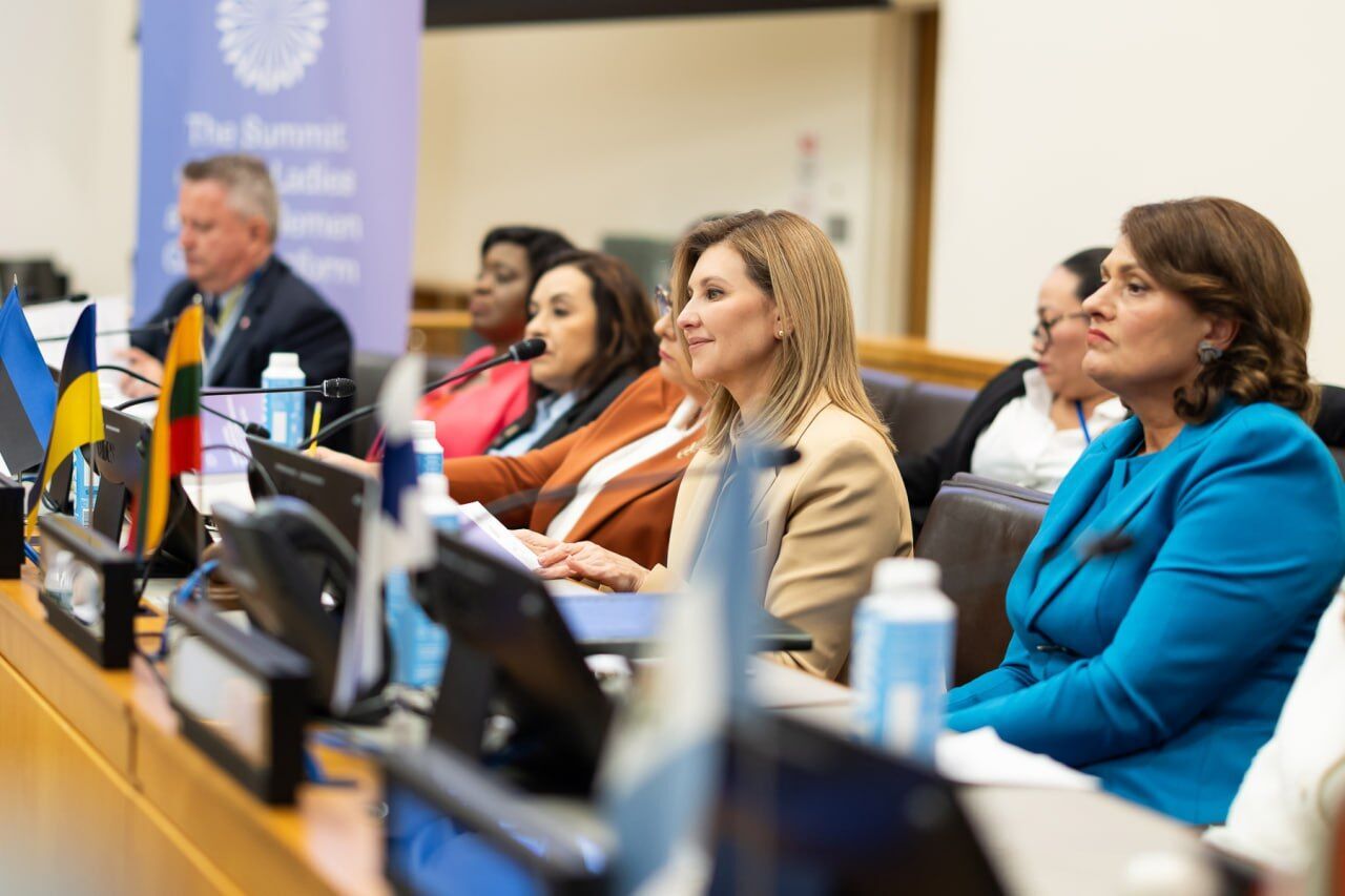 Olena Zelenska in a sand suit with a symbolic KVITKA brooch spoke at the UN Future Summit in New York. Photo.