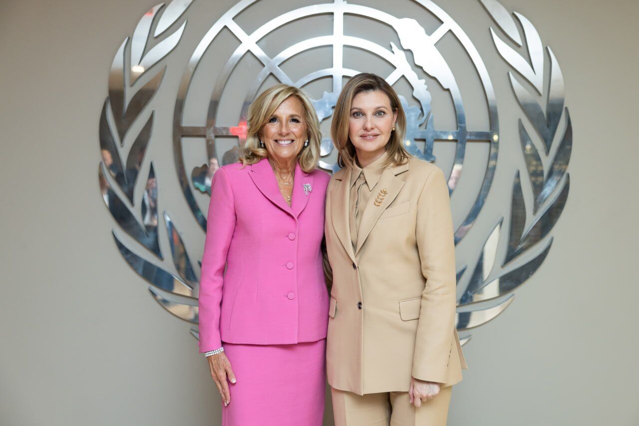 Olena Zelenska in a sand suit with a symbolic KVITKA brooch spoke at the UN Future Summit in New York. Photo.