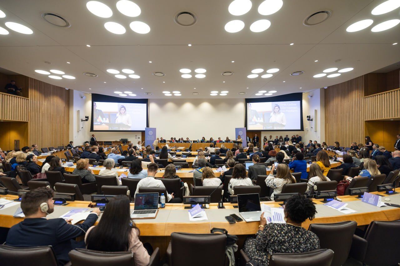 Olena Zelenska in a sand suit with a symbolic KVITKA brooch spoke at the UN Future Summit in New York. Photo.