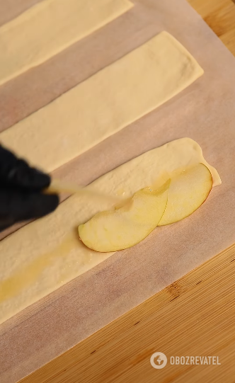 Apple rose: a variant of a very tasty and atmospheric puff pastry