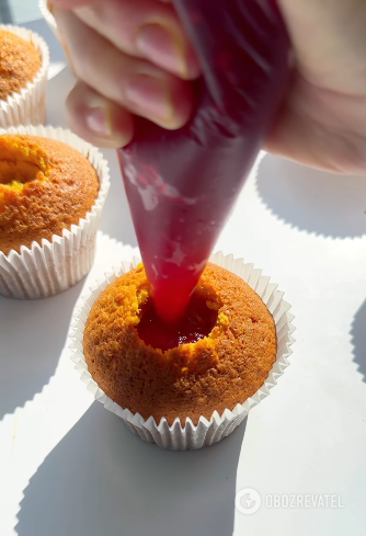 Carrot capcakes with cranberries: an autumn dessert that will become your favorite