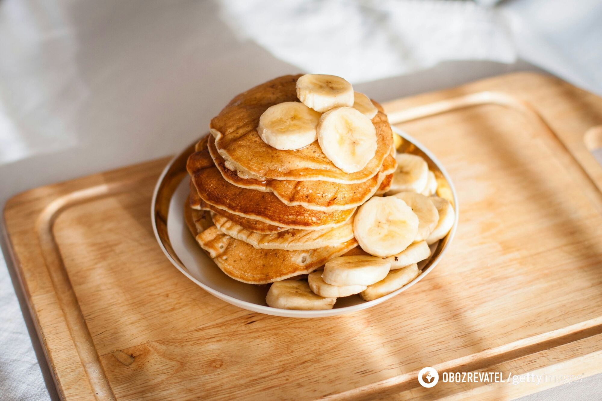 Pancakes topped with banana.