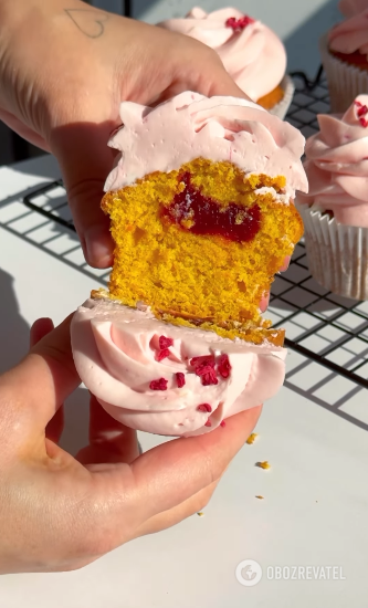 Carrot capcakes with cranberries: an autumn dessert that will become your favorite