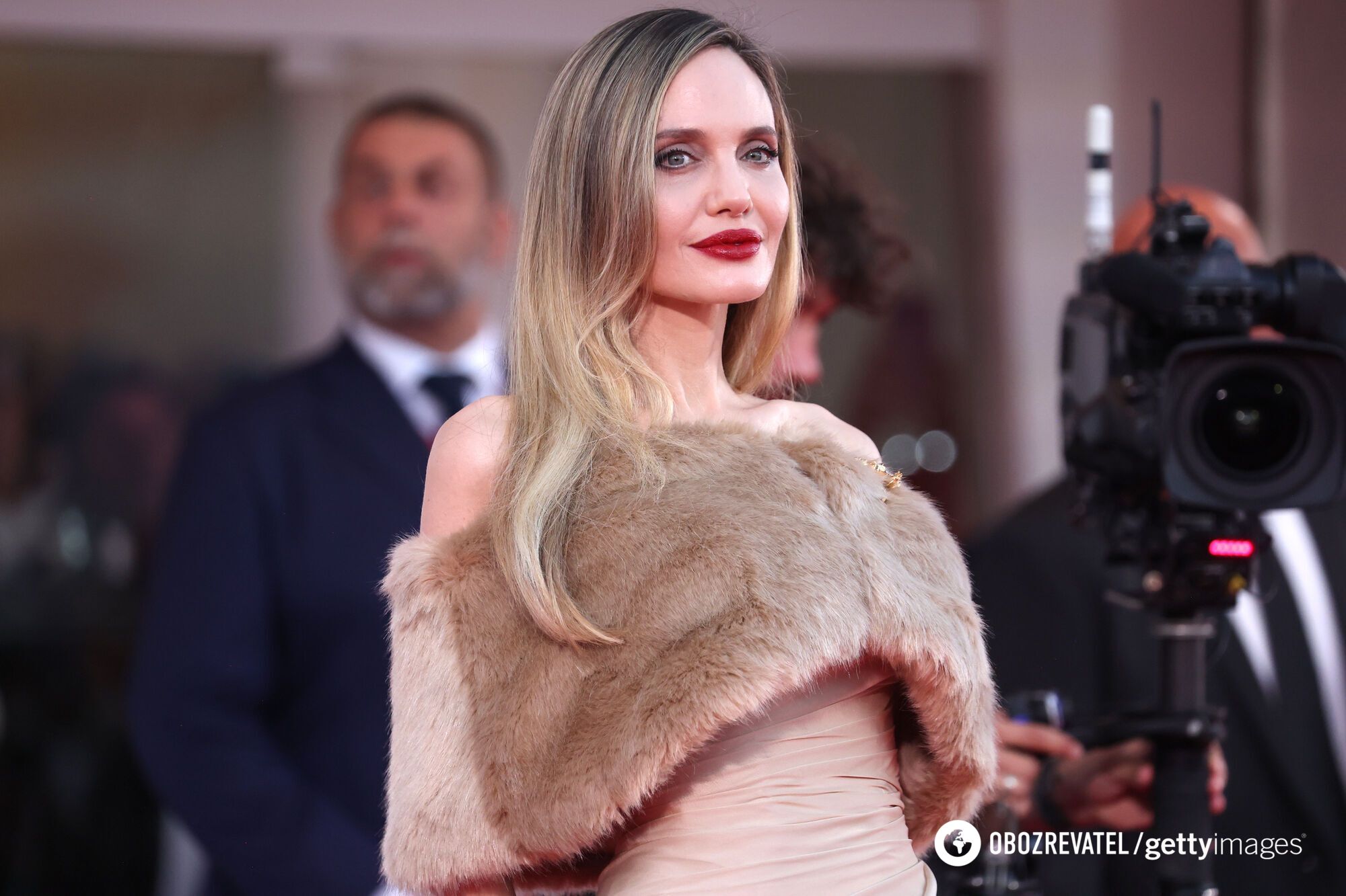 Angelina Jolie's hair color named the perfect option for fall: what is the secret of 'Sunlit Honey Blonde'