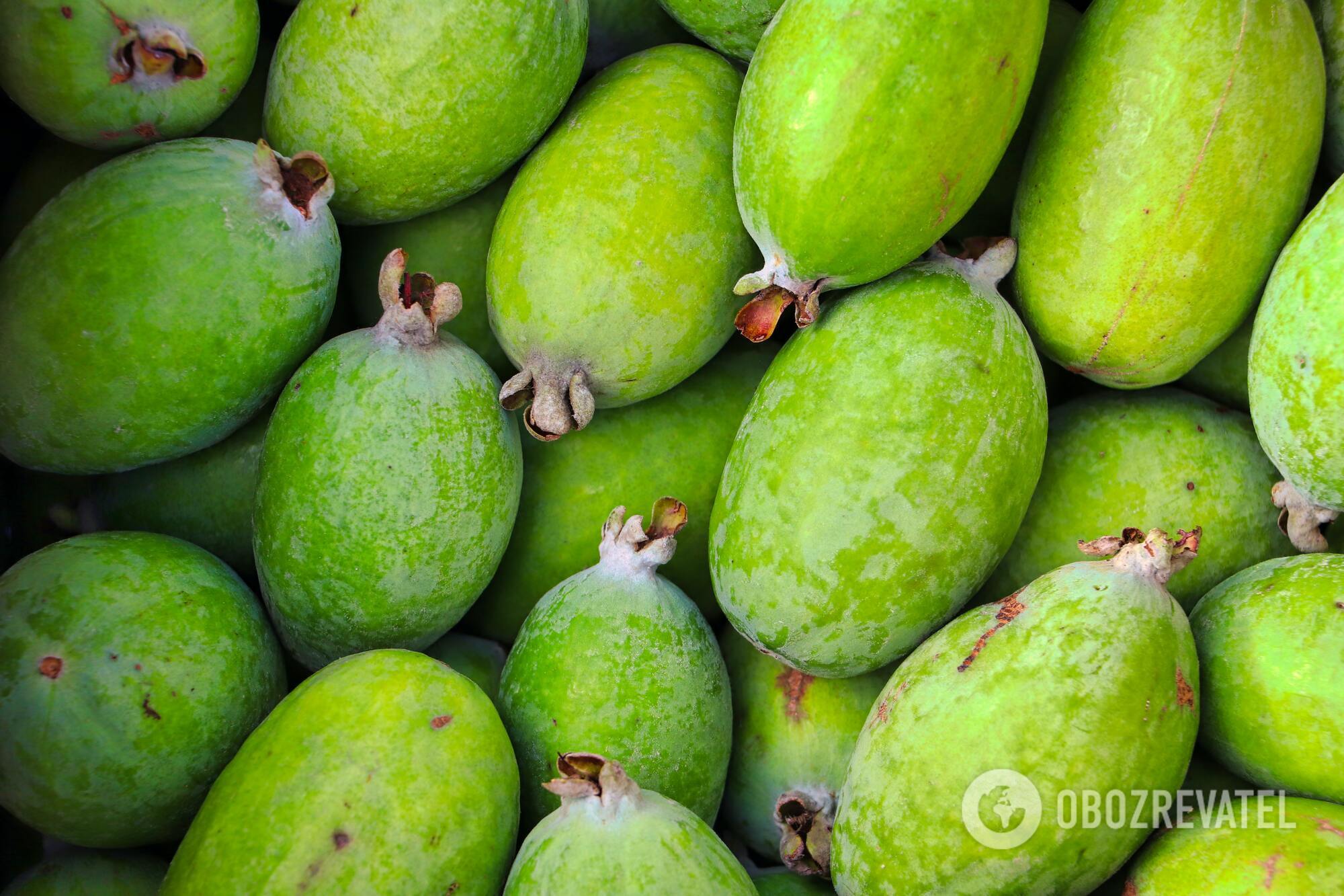 How to eat feijoa properly