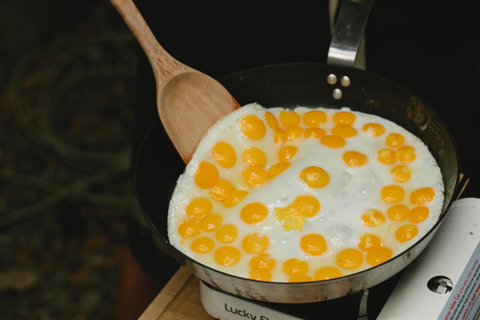 How to fry eggs properly.