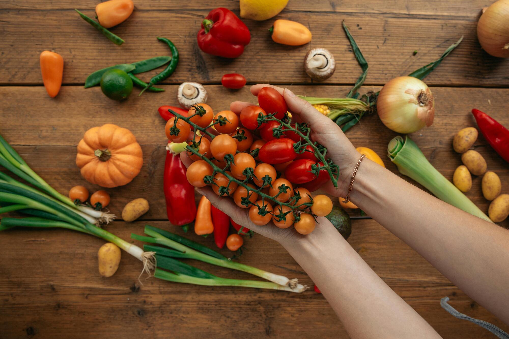 Two types of food that should never be stored on the same shelf in the refrigerator have been identified