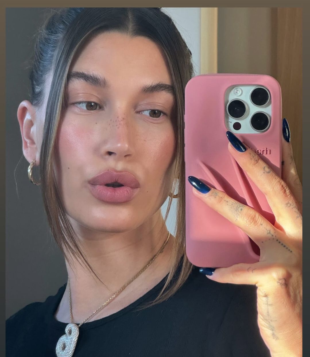 Midnight sky manicure has become a new favorite of Hailey Bieber: how to repeat it. Photo