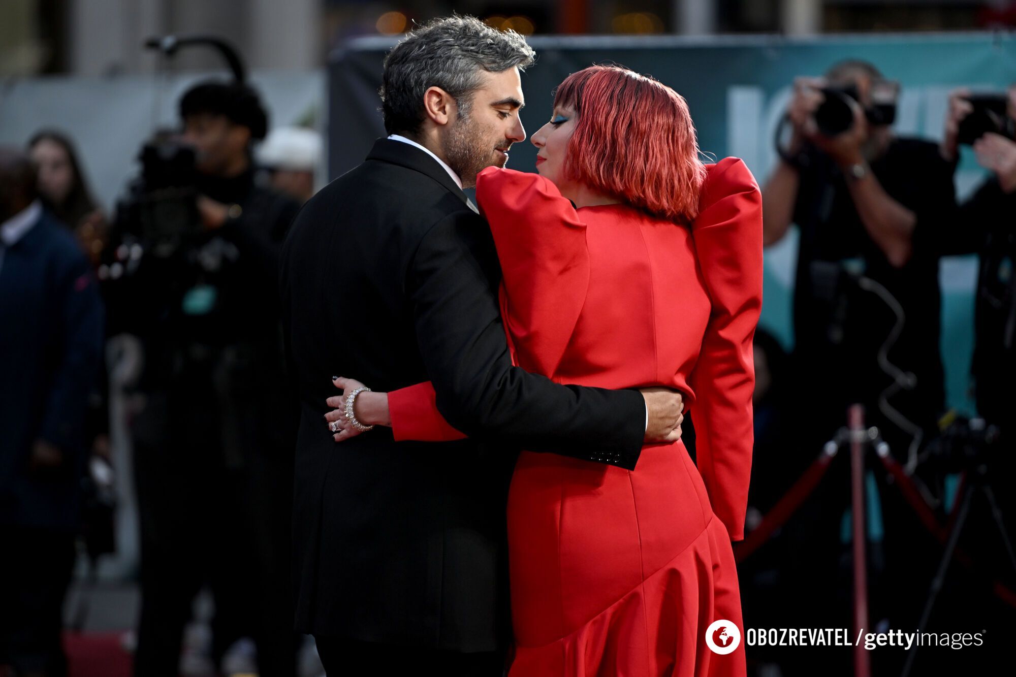 Lady Gaga and her fiancé delighted fans with a kiss on the red carpet. Photo