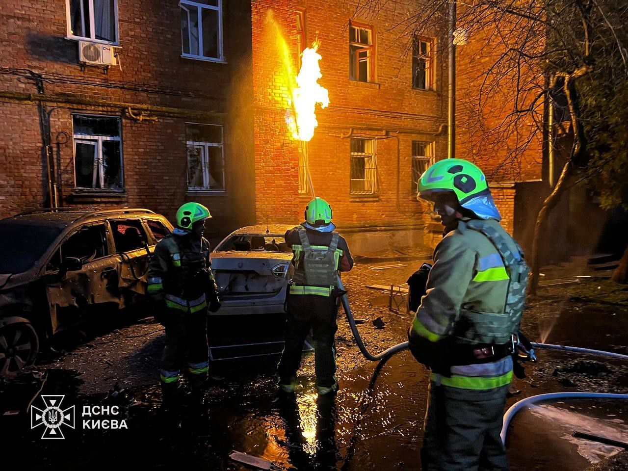 Odłamki spadły w pobliżu domu i na terenie przedszkola: dziesiątki samochodów zostało uszkodzonych w Kijowie w wyniku ataku wroga. Zdjęcia.