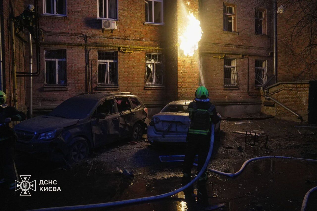 The debris fell near a house and on the territory of a kindergarten: dozens of cars were damaged in Kyiv due to an enemy attack. Photos.