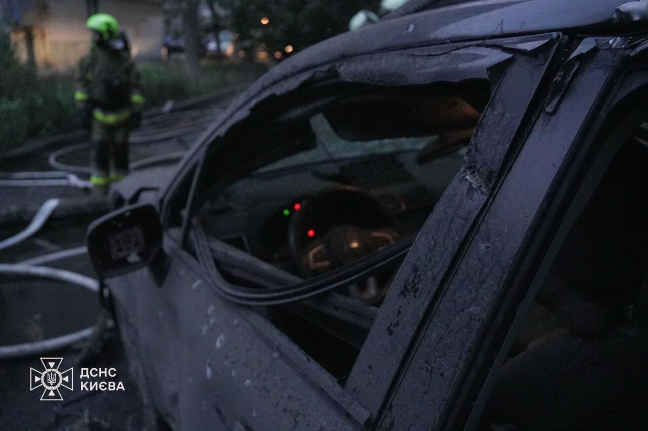 The debris fell near a house and on the territory of a kindergarten: dozens of cars were damaged in Kyiv due to an enemy attack. Photos.