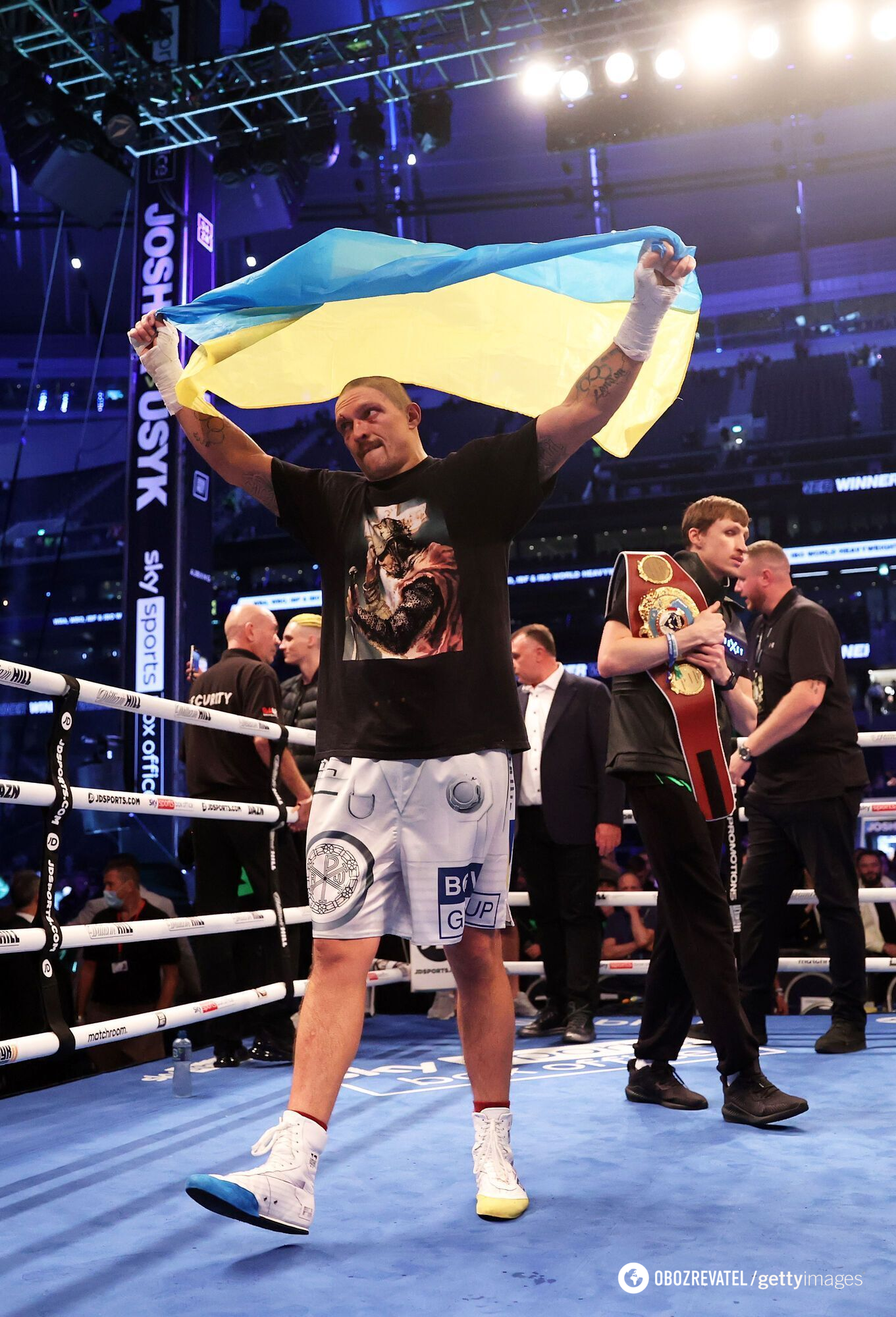 Usyk with the flag of Ukraine.