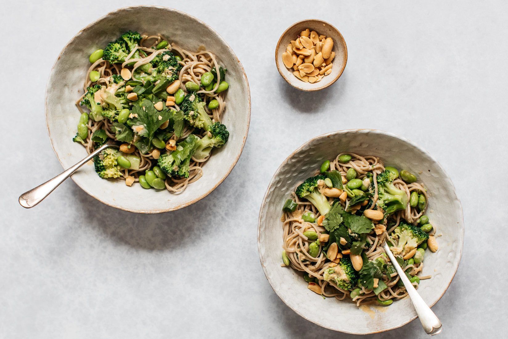 Dinner in 30 minutes: buckwheat noodles with broccoli and peanuts