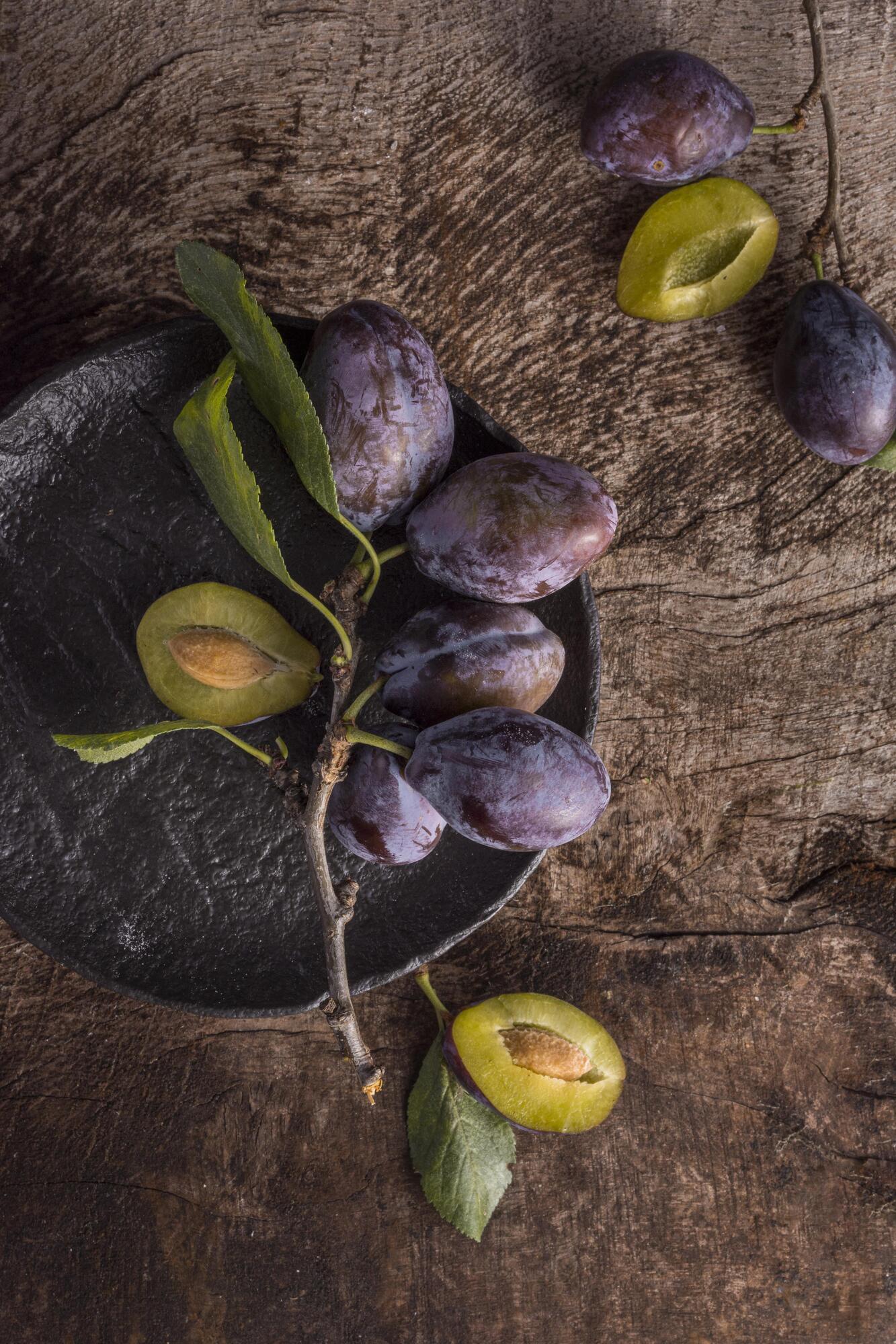 Harvest will double: how to feed a Hungarian plum in the fall